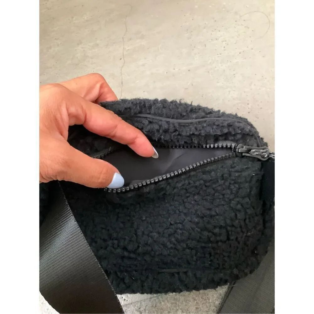 Fabletics The Belt Bag Teddy - Picture 5 of 7